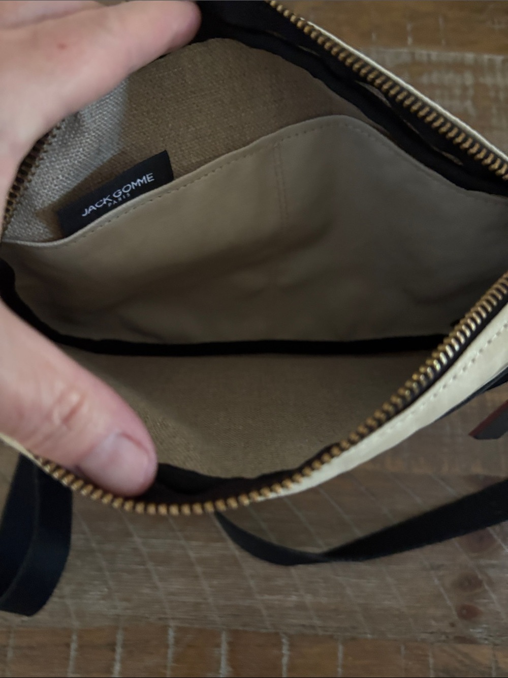 Jack Gomme NWOT Crossbody Bag with Contrasting Black Strap and linen lining. - Picture 10 of 11